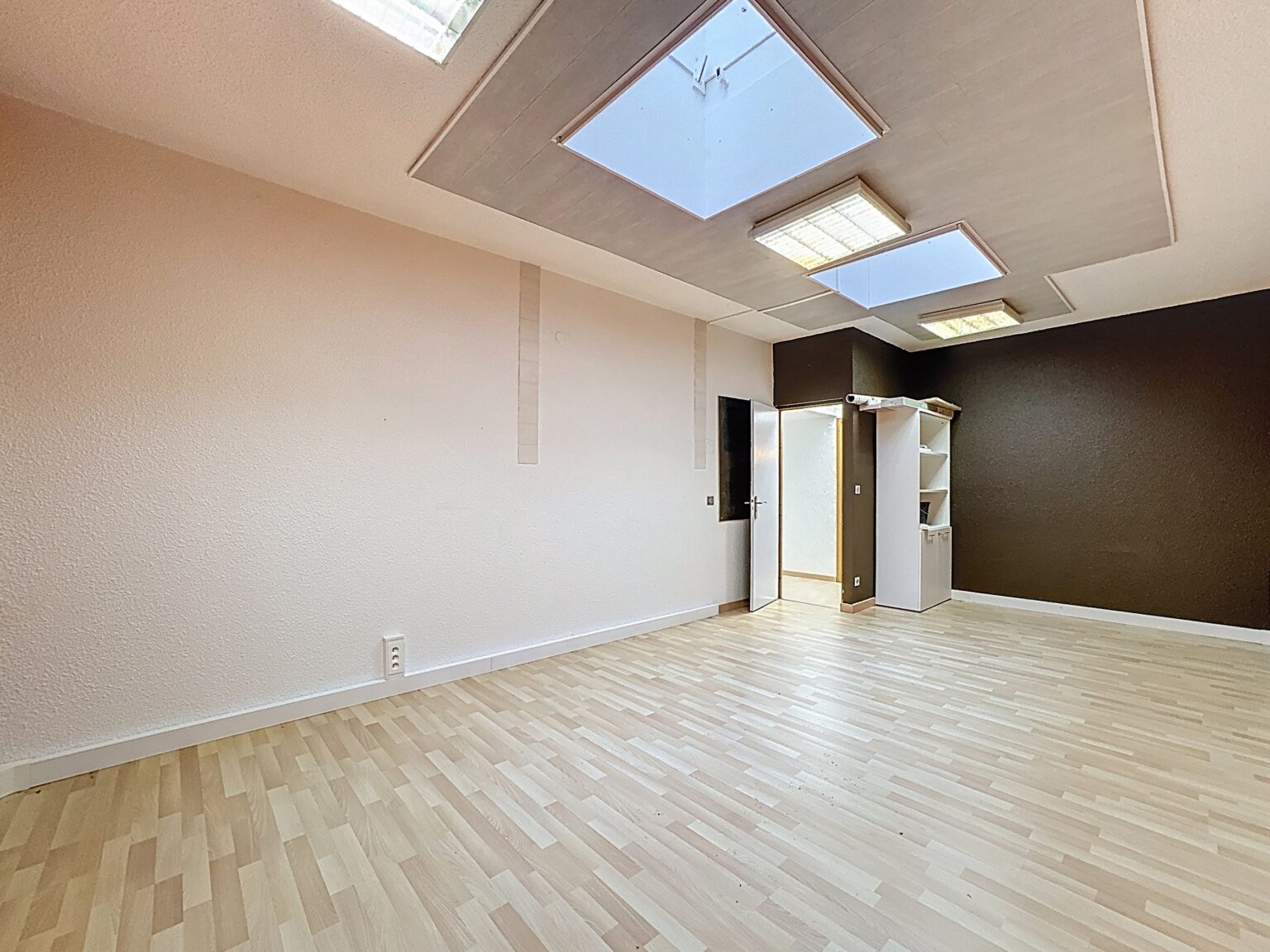 Local commercial 5 pièces - 111.74 m² - La Roche-sur-Foron - Agence Faucigny Immobilier Saint Pierre en Faucigny - Alexandre Barril